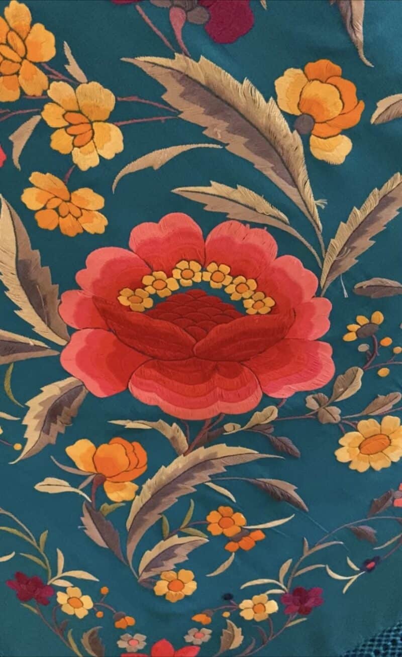 detail-antique-piano-shawl