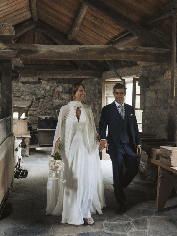 Lucía y Sergio vestido novia romántico escote V