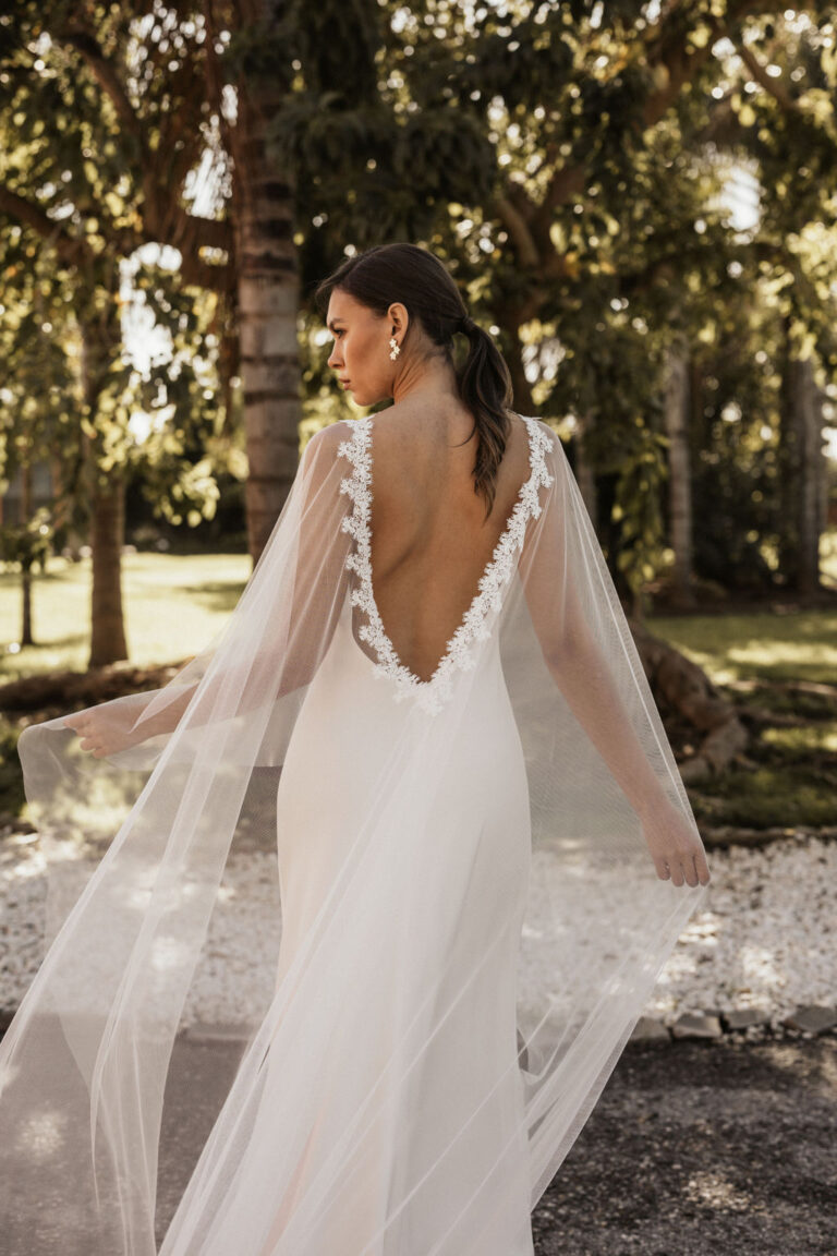 Capa novia con escote en la espalda