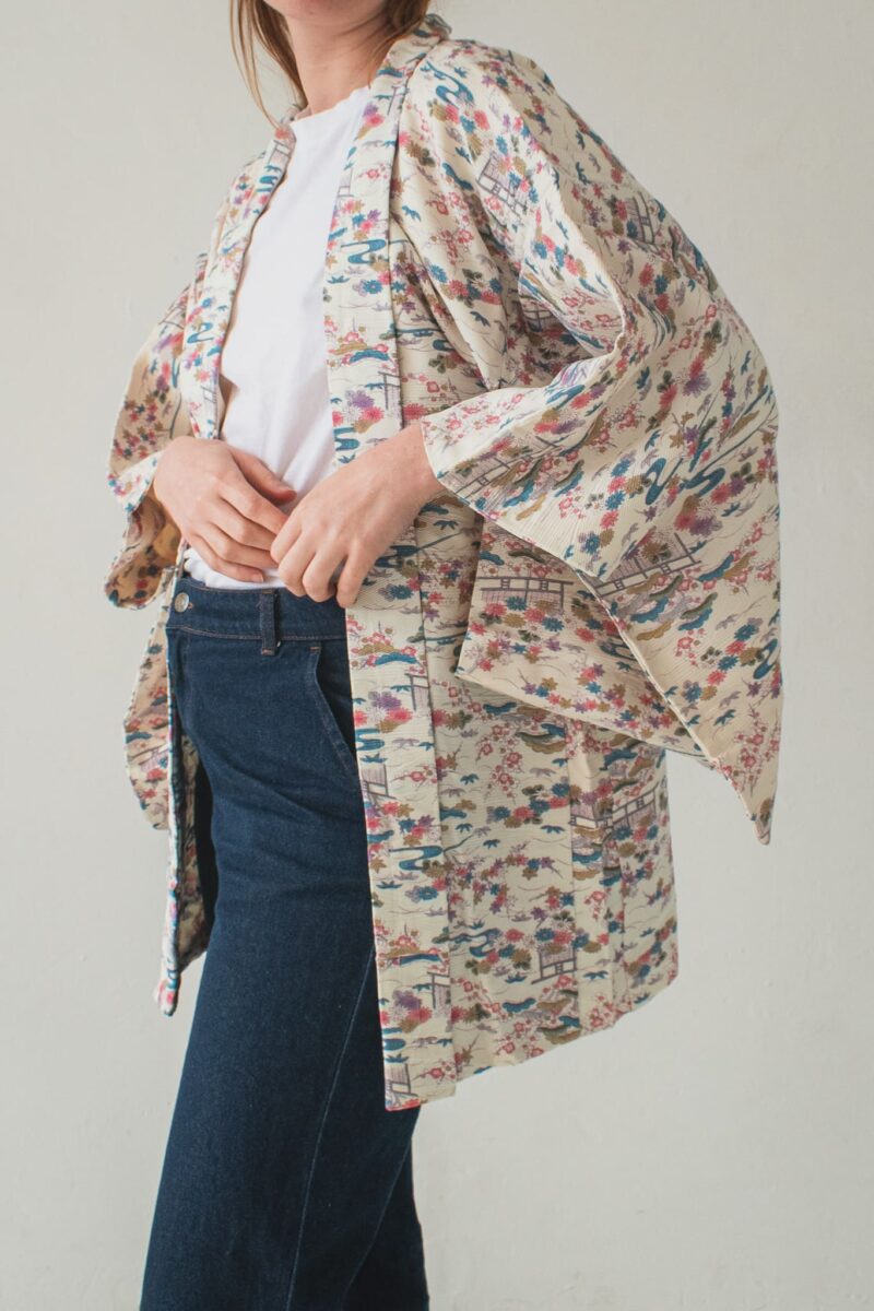 Kimono-corto-estampado-beige