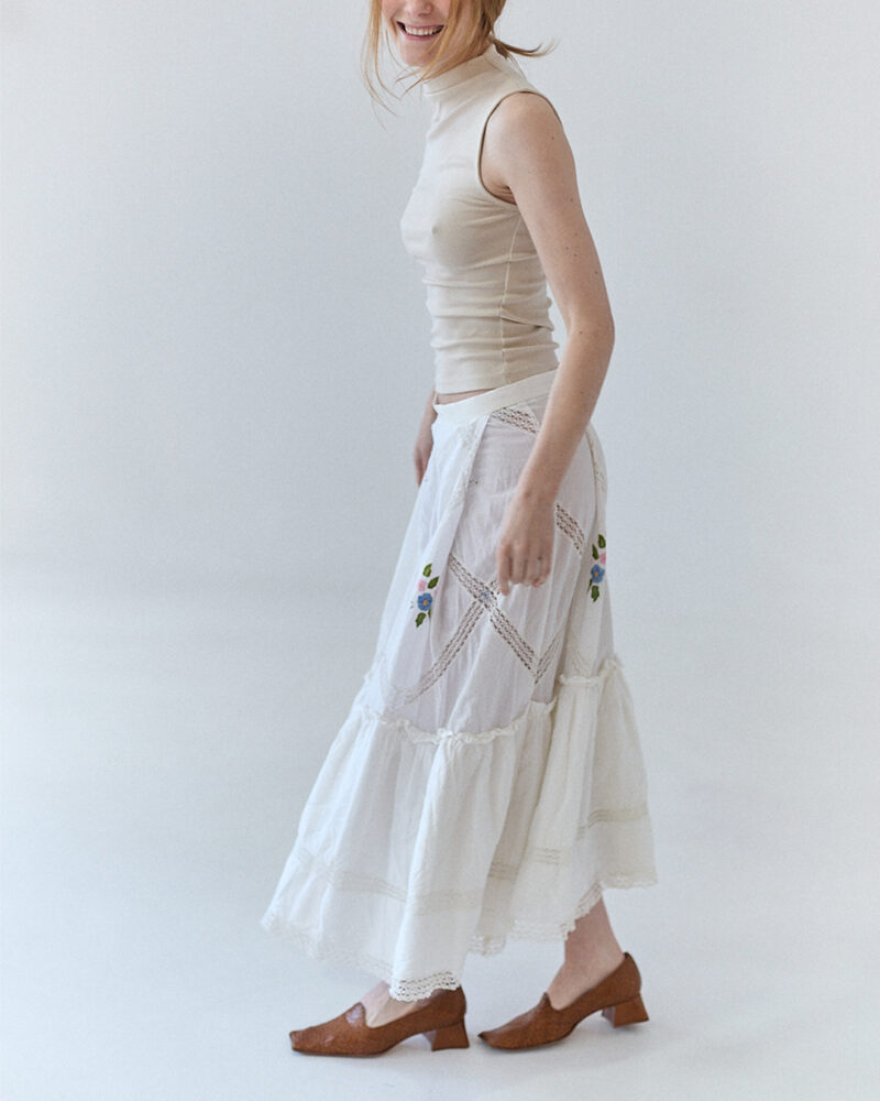 Falda blanca batista bordada