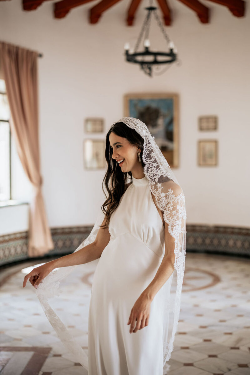 velo de encaje con casquete para novia