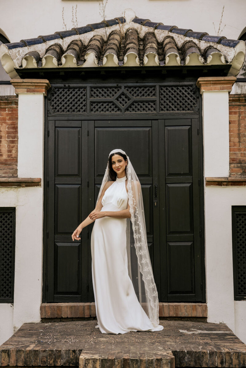 Velo-tipo-mantilla-con-casquete-bordado