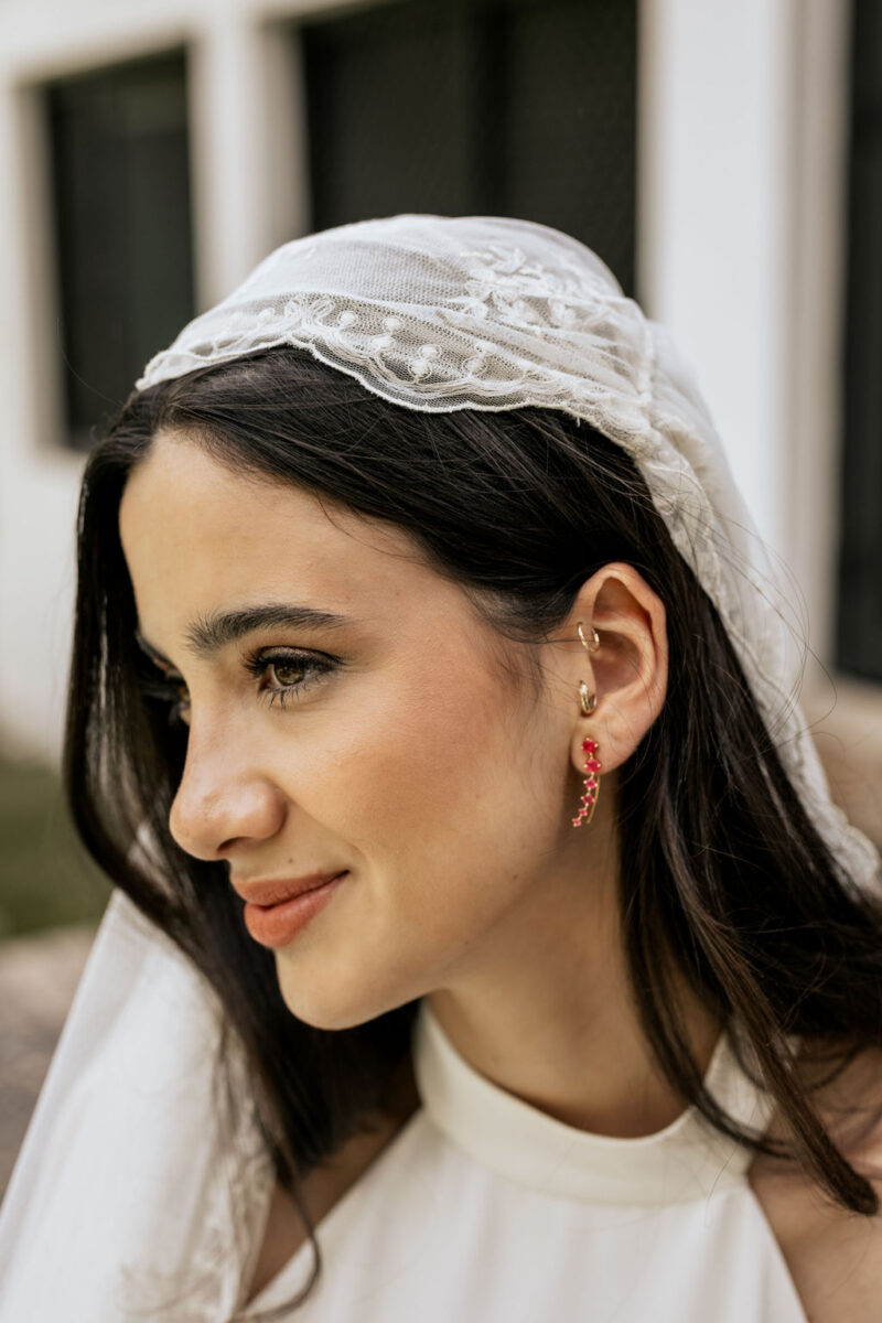 Velo-tipo-mantilla-con-casquete-bordado