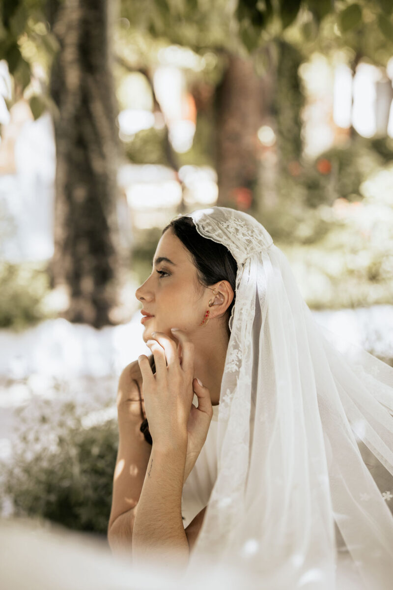 Velo-tipo-mantilla-con-casquete-bordado