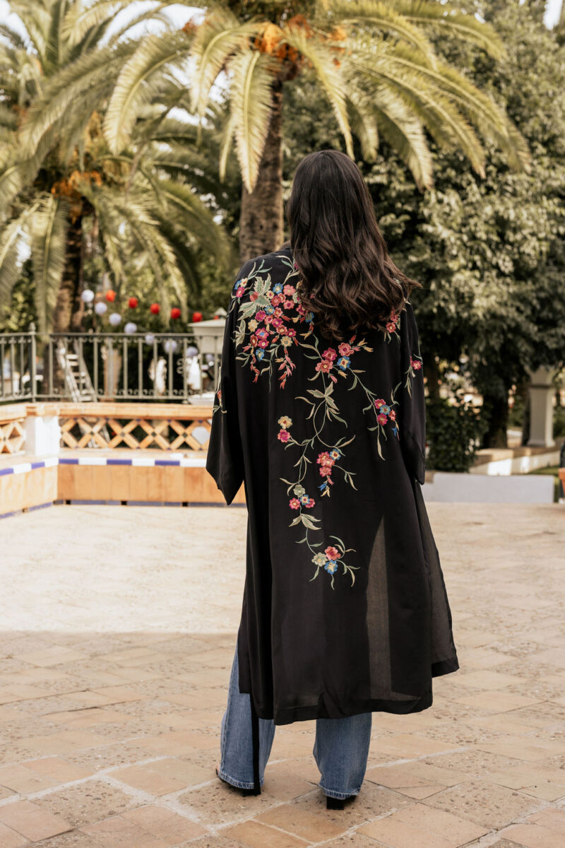 kimono-seda-bordado-negro