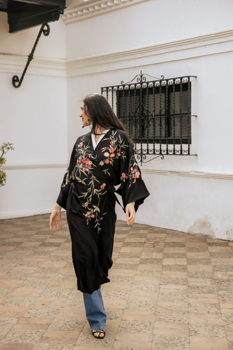 kimono-seda-bordado-negro