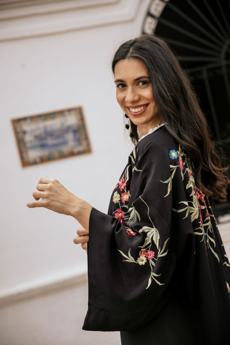 kimono-seda-bordado-negro