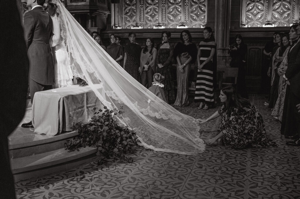Chantilly lace detail on L'Arca Barcelona wedding dress