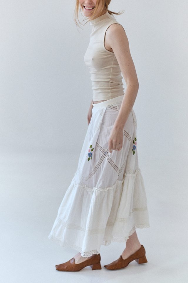 Falda blanca batista bordada