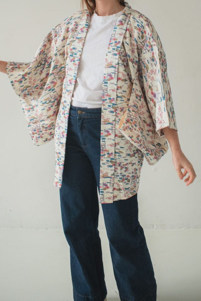 Kimono-corto-estampado-beige