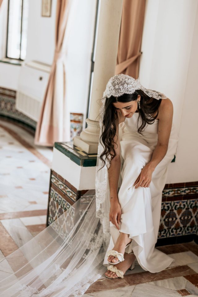 velo de encaje con casquete para novia