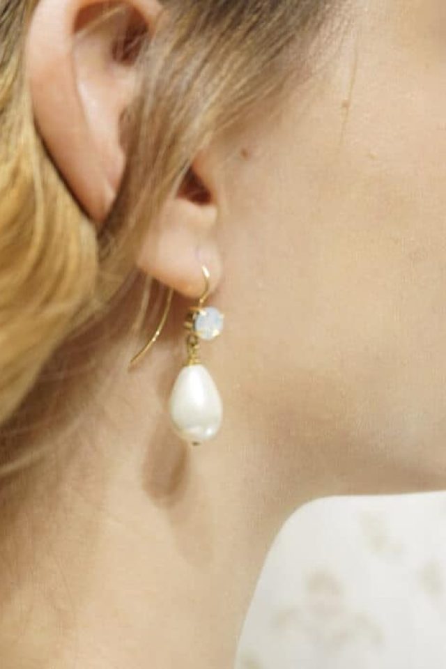 earrings with teardrop-shaped pearls