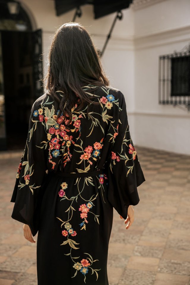 kimono-seda-bordado-negro