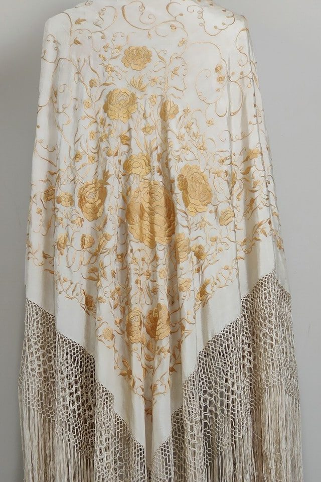 antique-isabeline-piano-shawl