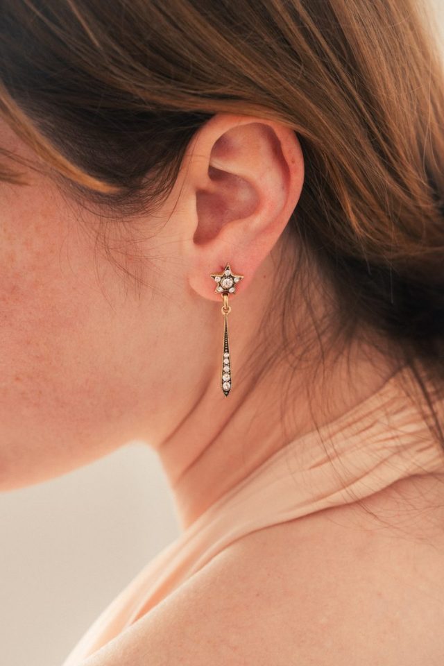 pendientes dorados lágrima